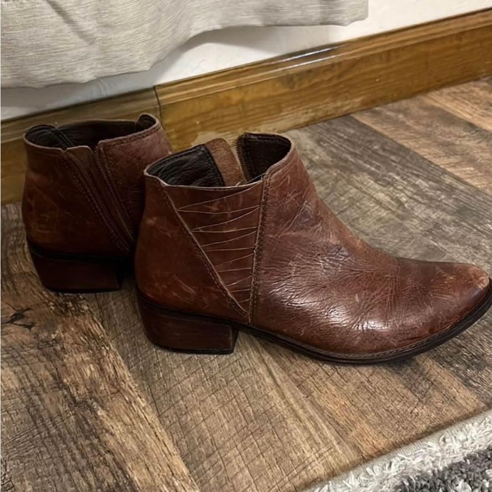 Size 7.5” Matisse women’s leather ankle bootie